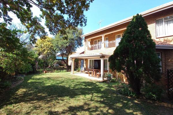 Welcome to this beautifully maintained TWO homes on one stand, located in the sought-after Sunward Park Village. Perfect for two ...