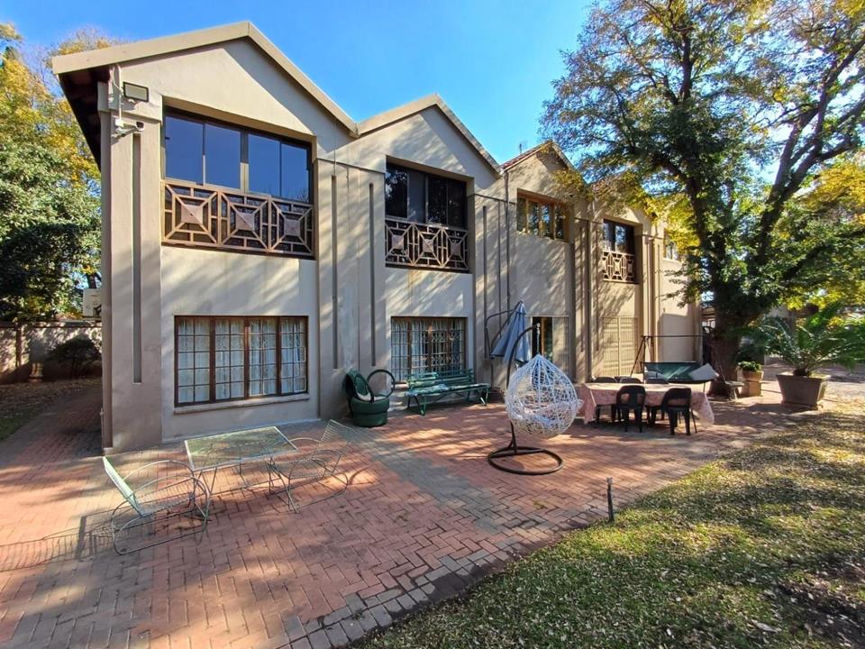5 Bedroom House for sale in Stilfontein Ext 4 - P24-115987279