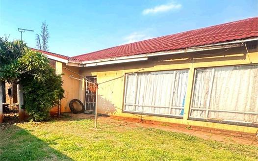 5 Bedroom House for sale in Clayville East