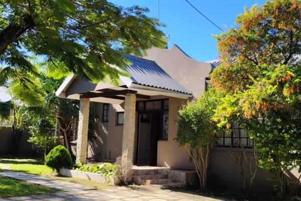 Welcome to this centrally located gem that perfectly blends comfort and convenience. 

Located in the heart of Vincent Park, this ...