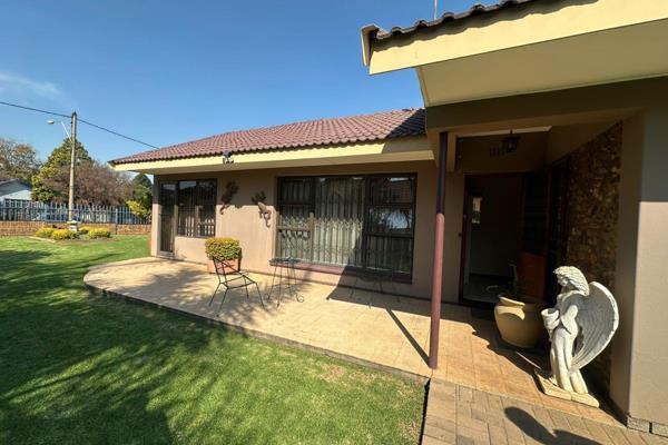 This property includes the following:
Lounge
Dining Area
TV Room
Patio
x3 Bedrooms
x2 Bathrooms/ En-suite 
Cooling Fans ...