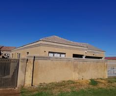 House for sale in Lakeside