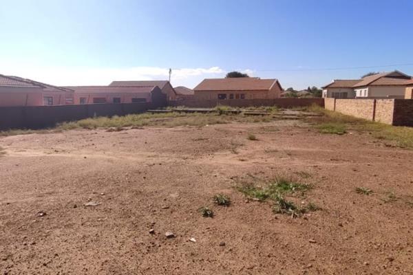 Want to build your own home? Then this vacant stand is for you.
There is a pre-existing foundation laid and these plans are available ...