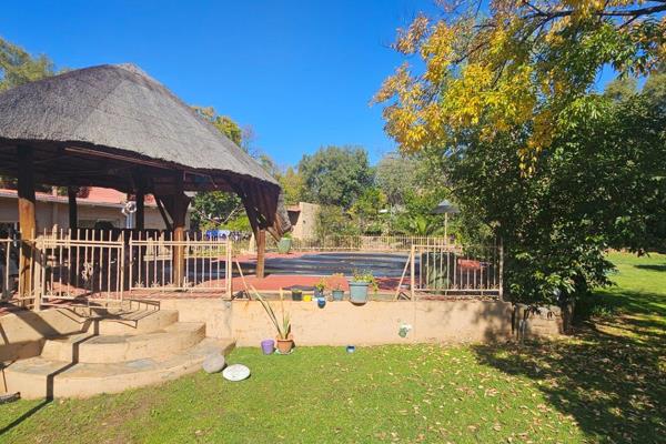 Three bedroom, two bathroom, includes lounge and dinning area equipped with fire place. Separate kitchen.
Double garage and spacious ...