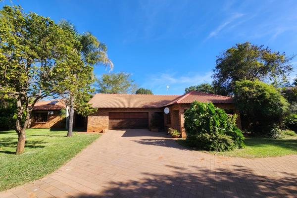 Sole &amp; exclusive mandate 
6 bedrooms
4.5 bathrooms

Main house:
3 bedrooms 
2.5 bathrooms
Lounge
Kitchen
Living ...