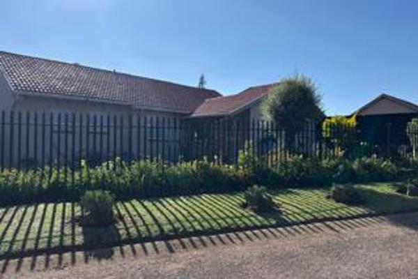 Large family home!

This large family home is situated in Verwoerdpark, offering four good sized bedrooms with built in cupboards ...