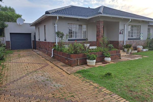 This neat family home offers 3 bedrooms, 1 full bathroom, 1 very spacious living area, kitchen and a garage. Pet friendly. Available ...