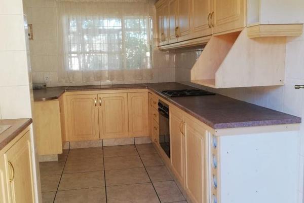 3 Bedroom Townhouse to Rent in Helderkruin
Free Standing unit inside a complex with 3 bedrooms, 2 bath with carpet and tile floors ...