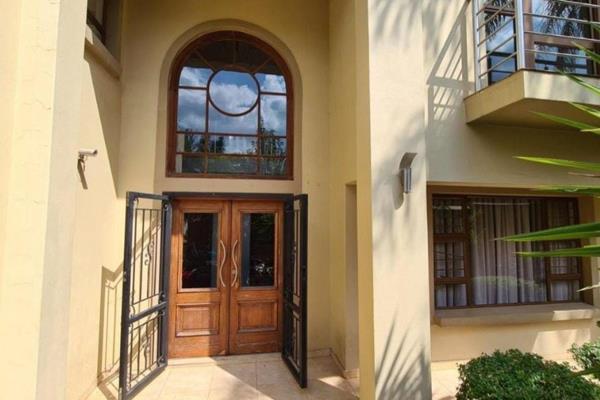 This amazing property offers

* 4 Bedrooms 
Main bedroom has jacuzzi, in and outdoor shower, walk in closet.

Upper level bedrooms are ...