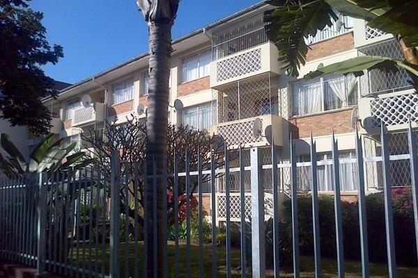 Large 1 bedroom flat, with full bathroom.  Large lounge, with balcony.  Spacious ...