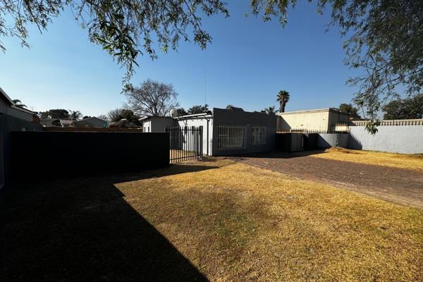 Full Title Freestanding Home on Prime Brackenhurst Street

Why settle for a townhouse with levies when you can own this full title ...