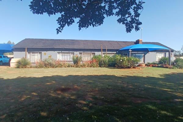 Located in the sought-after area of Ardenworld, Vanderbijlpark, this expansive plot offers a well-maintained 4-bedroom home ideal for ...