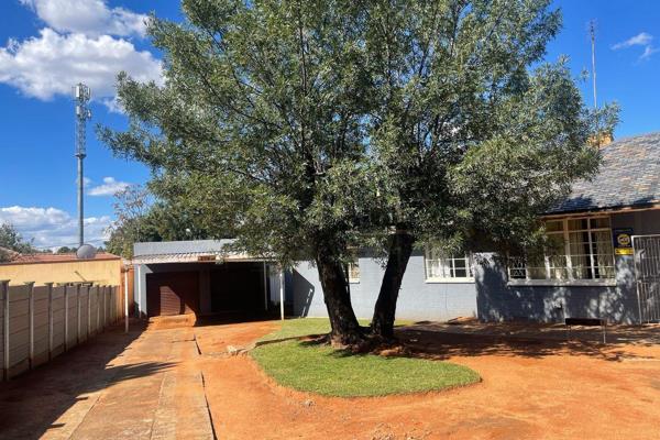 3 Bedroom House with a 1 bedroom Flatlet for sale in Stilfontein Ext 1
Comfortable and spacious 3 Bedroom House with a  flat

3 Bedroom ...