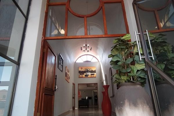 Large modern family home in Sinoville, opposite Laerskool Stephanus Roos, in mint condition.

The home offers the following: 
- ...