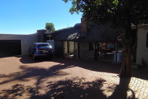 Very neat family home with a flatlet on a large erf in the heart of Sinoville, perfect for any young family. 

The home offers the ...