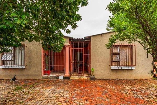 Bedrooms 3
Bathrooms 1
Lounge 1
Kitchen 1
Diningroom 1
Parking 3 cars

Flatlet - Bedroom 1