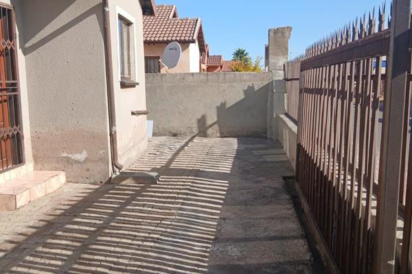 If you&#39;re seeking a comfortable and convenient temporary residence, look no further. This delightful home offers all the essentials ...