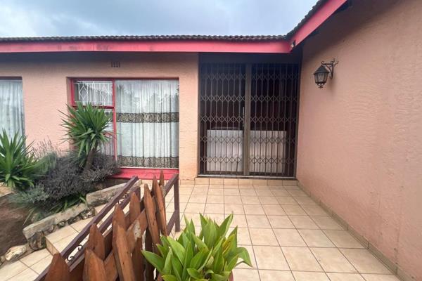 Modern 3 Bedroom House for Sale in South Crest

This exquisite property offers the ...