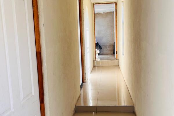 Simphiwe Molefi Properties offers to you this spacious accomodation right in the centre ...