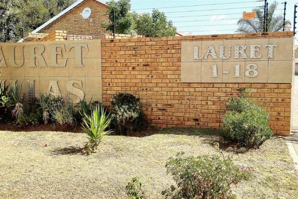 This apartment is part of a simplex complex in Greenhills Randfontein. The unit consists ...