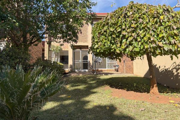 This spacious unit is situated in the well-kept Swadini Complex in the leavy suburb of Faerie Glen.

The ground floor of the duplex ...