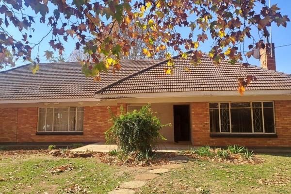 This corner house in Risiville/Three Rivers is a good investment. With 4 spacious bedrooms, a lounge, and dining room, it offers ample ...
