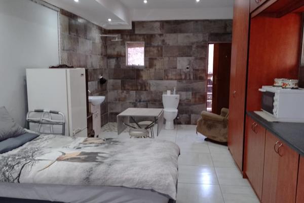An all you need entertainer&#39;s dream.
5 charming bedrooms (1 can be used for a bachelor&#39;s flat or guest room)
3 bathrooms ...