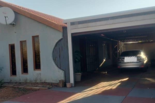 This home offers 3 bedrooms with 1 bathroom, an open plan lounge with a fitted ...