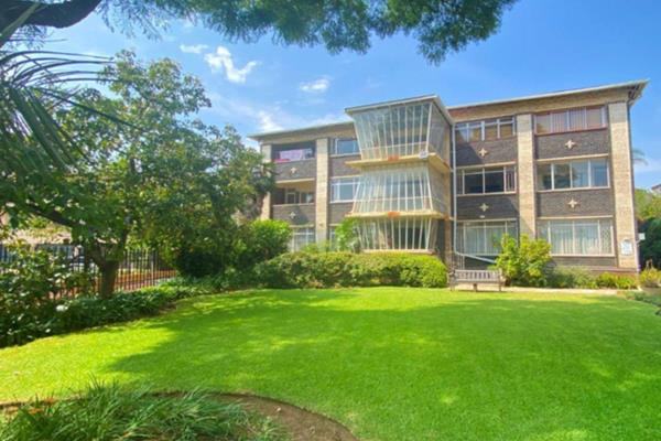 Serious seller asking R 1,2 million

“Robert Court” 

Inviting buyers between R999,999 and R1,2 mill to view and negotiate!!

Modern ...