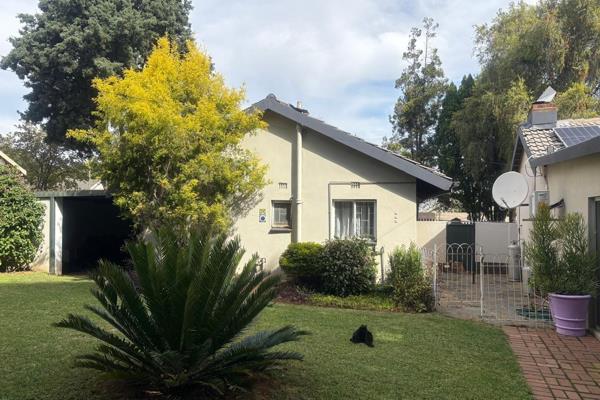 3 bedroom family home plus 4 huge living areas in waterkloof ridge!

4 spacious open-plan living areas, kitchen, study and 3 bedrooms - ...