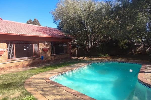 This beautiful and spacious home offers 3 well-sized bedrooms, including a master bedroom with a modern en-suite bathroom. There is also a separate full bathroom for added convenience. An additional room is available, perfect for use as a home office or even a fourth ...