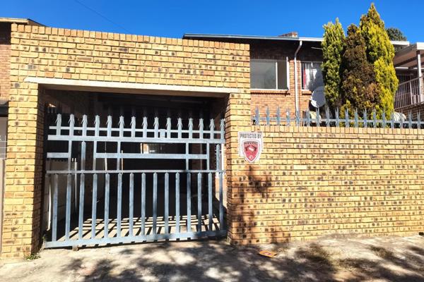 A cozy 3-bedroom duplex in Florida Roodepoort with a full bathroom, open-plan kitchen and dining, private lounge, garden, carport, and ...