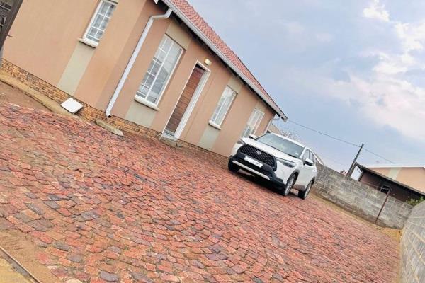 Stunning three bedroom ,  one bathroom , spacious living area , lovely kitchen , spacious garden , safe area , close  to all ...