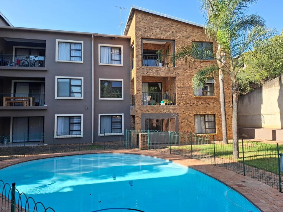 3 Bedroom Townhouse for sale in Mulbarton - P24-116055606