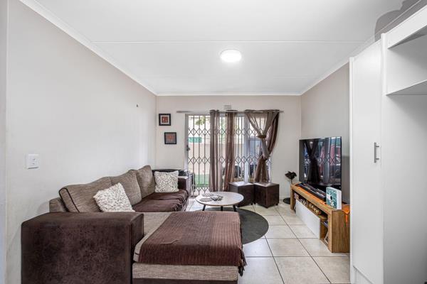 Features:

Size: 60 m2
Bedrooms: 3 with built-in cupboards
Bathroom: 1 (bath and shower)
Kitchen: Fully fitted with ample cupboard ...