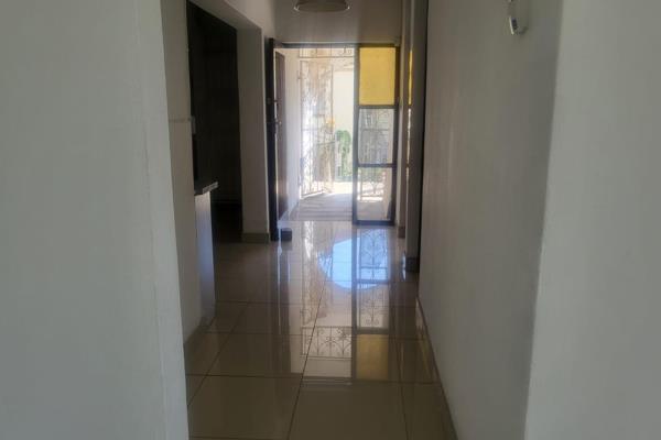 2 Bedroom granny flat on Silverglen drive.
Recently renovated, fitted kitchen, modern toilet and shower.
Parking for one ...