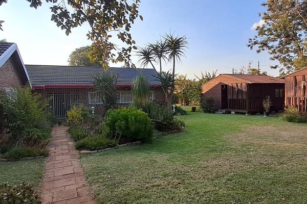 This beautifully presented face brick home is located in the desirable upper section of Utrecht's residential area. It features a ...