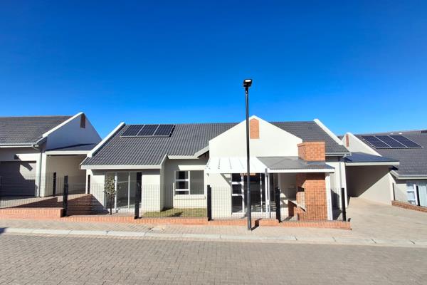This brand new, sun-filled home offers bright and comfortable living in a secure lifestyle village. 

The open-plan kitchen and ...