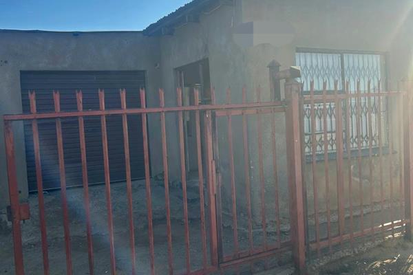 This home comprises of: 
#lounge
#dining room
#kitchen
#3 bedrooms 
#bathroom with a shower. 
#1 garage
#fully fenced

Some ...