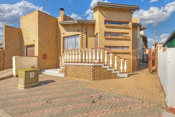 Nestled in a quiet and established neighbourhood, this well-maintained 3-bedroom ...