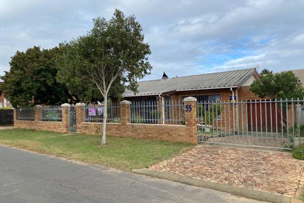 Joint Mandate.  Facebrick house that offers 5 bedrooms, 3 bathrooms, double tandem garage.  House also offers dual living for either 2 X rental incomes or 1 X permant living yourself and 1 X rental income as an additional income ...
