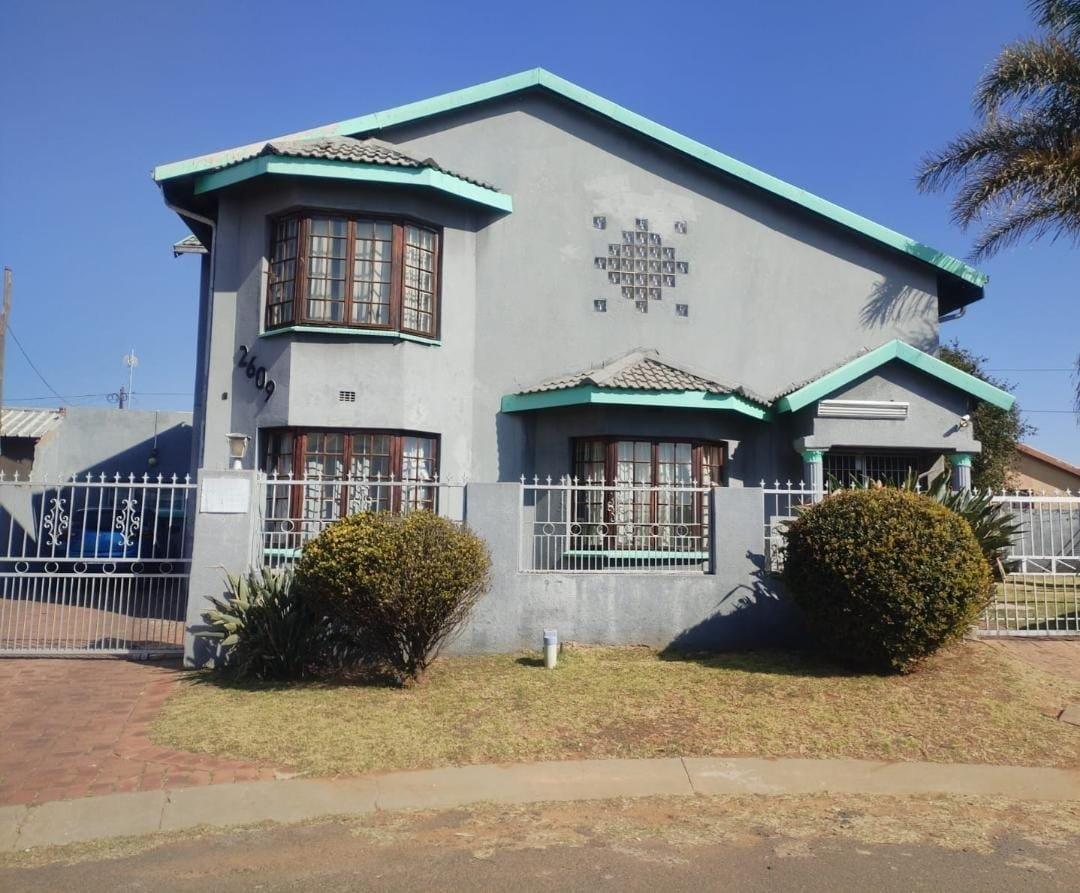 7 Bedroom House for sale in Lenasia Ext 2 - P24-116093619