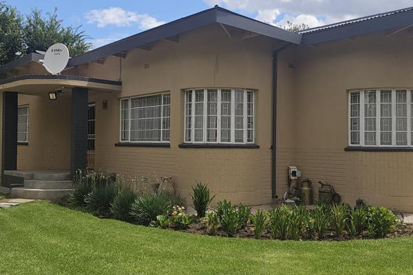 Spacious family home with pool and big entertainment area. Close to primary and secondary schools as well as old age home.