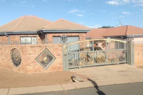 This home offers 4 spacious bedrooms ( 2 bedrooms in the main house, other 2 outside ), 1 family bathroom in in the main house, 1 outside . A fitted kitchen and a lounge.

The property has a Single Garage separated to the main ...
