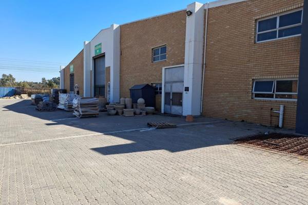 This Kempton Park warehouse/retail facility offers 4709m2 of versatile storage and ...