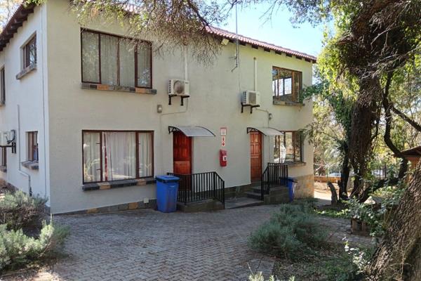 2 Bedrooms, 1.5 Bathrooms, Open Plan Kitchen, Very Small Dining table,  Lounge, 2 Carports, Communal garden, Pool in Complex, next to ...