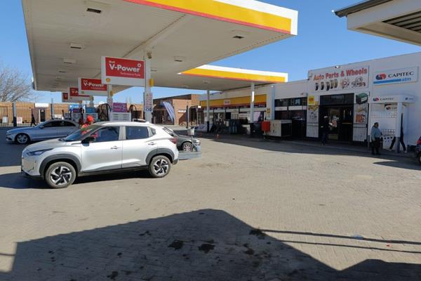 An exceptional investment opportunity in a high-traffic location! This fully tenanted commercial property offers a diversified and ...