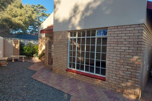 Hierdie uiters netjiese 2 slaapkamer plus &#39;n studeer/werkskamer met ingeboude kaste ...