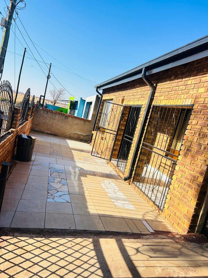 2 Bedroom House for sale in Ratanda - P24-116093263