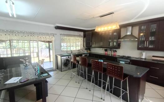 4 Bedroom House for sale in Farrarmere